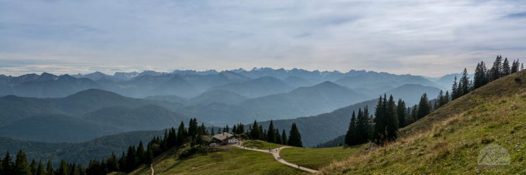 Blick nach Süden über eine Alm ins Karwendel