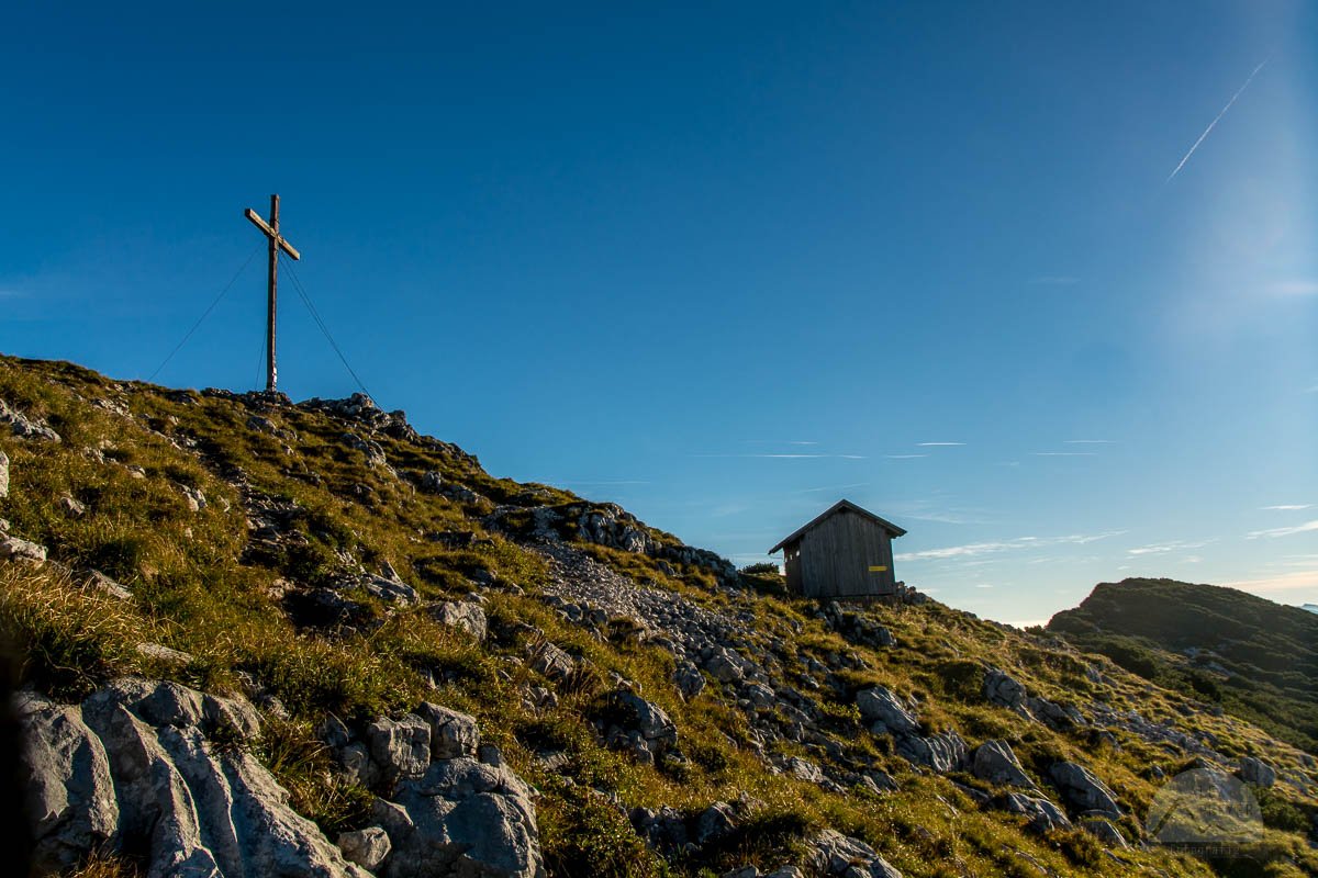 Die Biwakschachtel unterhalb des Benediktenwand Gipfelkreuzes