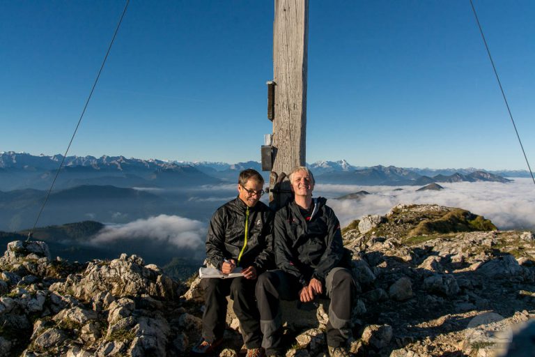 Am Gipfelkreuz der Benediktenwand träumen Oli und Alex