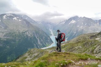 Alex blickt auf den Schlegeisspeicher
