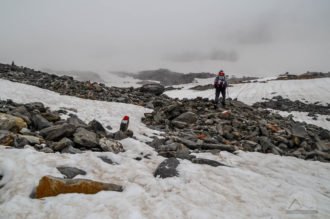 Schneefeld und Nebel