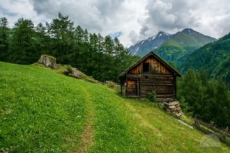 Alte Hütte auf dem Weg nach Stein - München - Venedig
