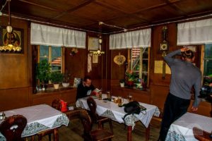 Warten auf das Abendessen in Stein