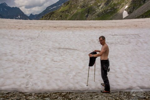 Oli trocknet sein Shirt