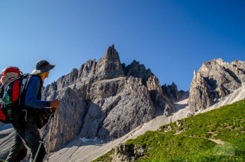Alex blickt hoch zur Roa-Scharte