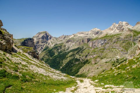 Wanderweg durch die Dolomiten